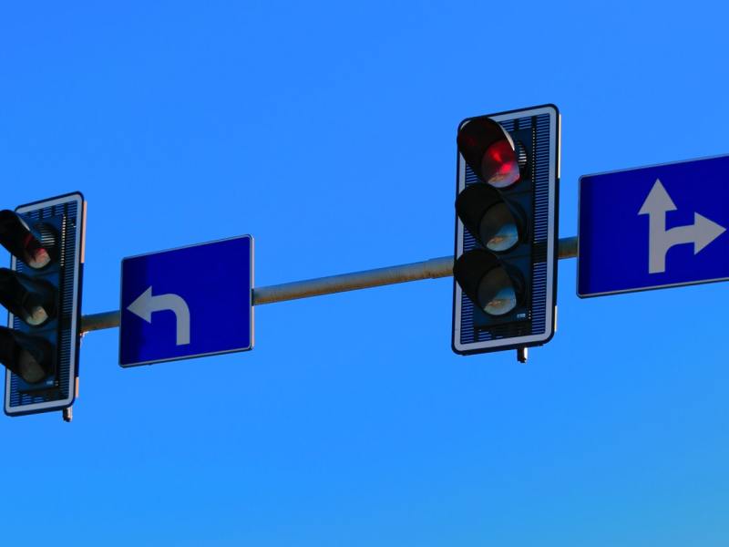 Traffic lights with pointing arrow signs.